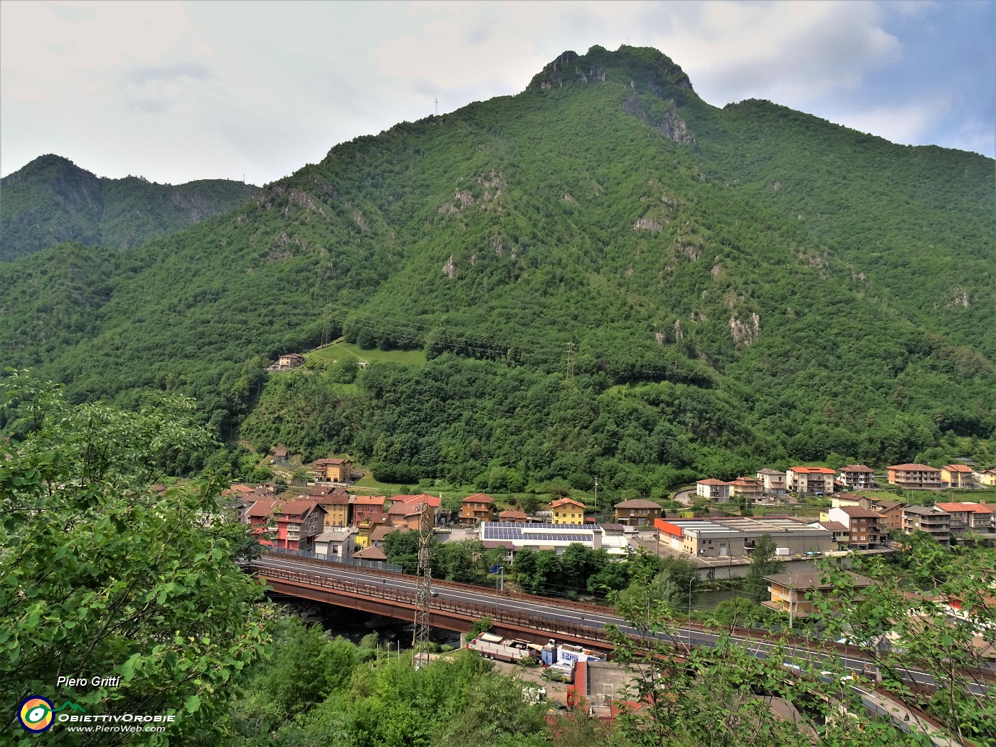 50 Vista sullo Zucco in alto e sul ponte della statale di Val Brembana.JPG